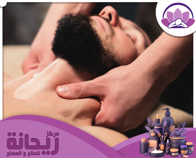 جلسة مساج علاجي بالدمام احترافية حيث يقوم مدلك بتقديم خدمة تدليك استرخائية لرجلاً