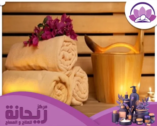 استمتع بأجواء هادئة مع المناشف الناعمة، دلو خشبي ولمسات من الزهور لراحة تامة.