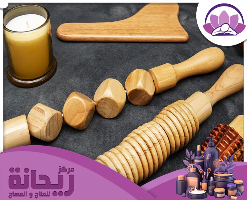  أدوات خشبي يتضمن شموعاً وأشياء أخرى، يرمز لتجربة مساج وحمام مغربي الاحساء