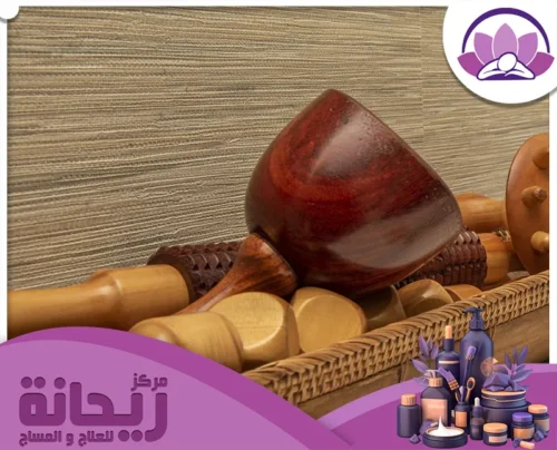 مجموعة من أدوات المساج الخشبية الفاخرة، مثالية لجلسات استرخاء شاملة.