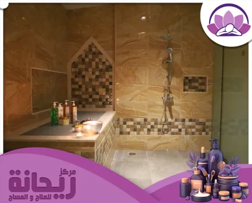 استمتع بأجواء الحمام المغربي الفاخرة مع الديكور الأنيق والمستحضرات المريحة لأقصى درجات الاسترخاء. 