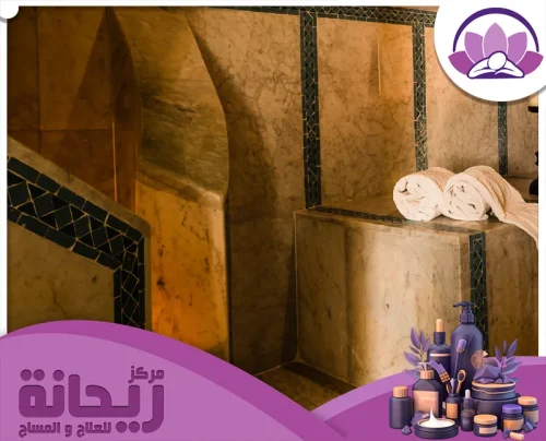 جمال الرخام والتصميم الفاخر يعززان لحظات استرخاء الحمام المغربي. 